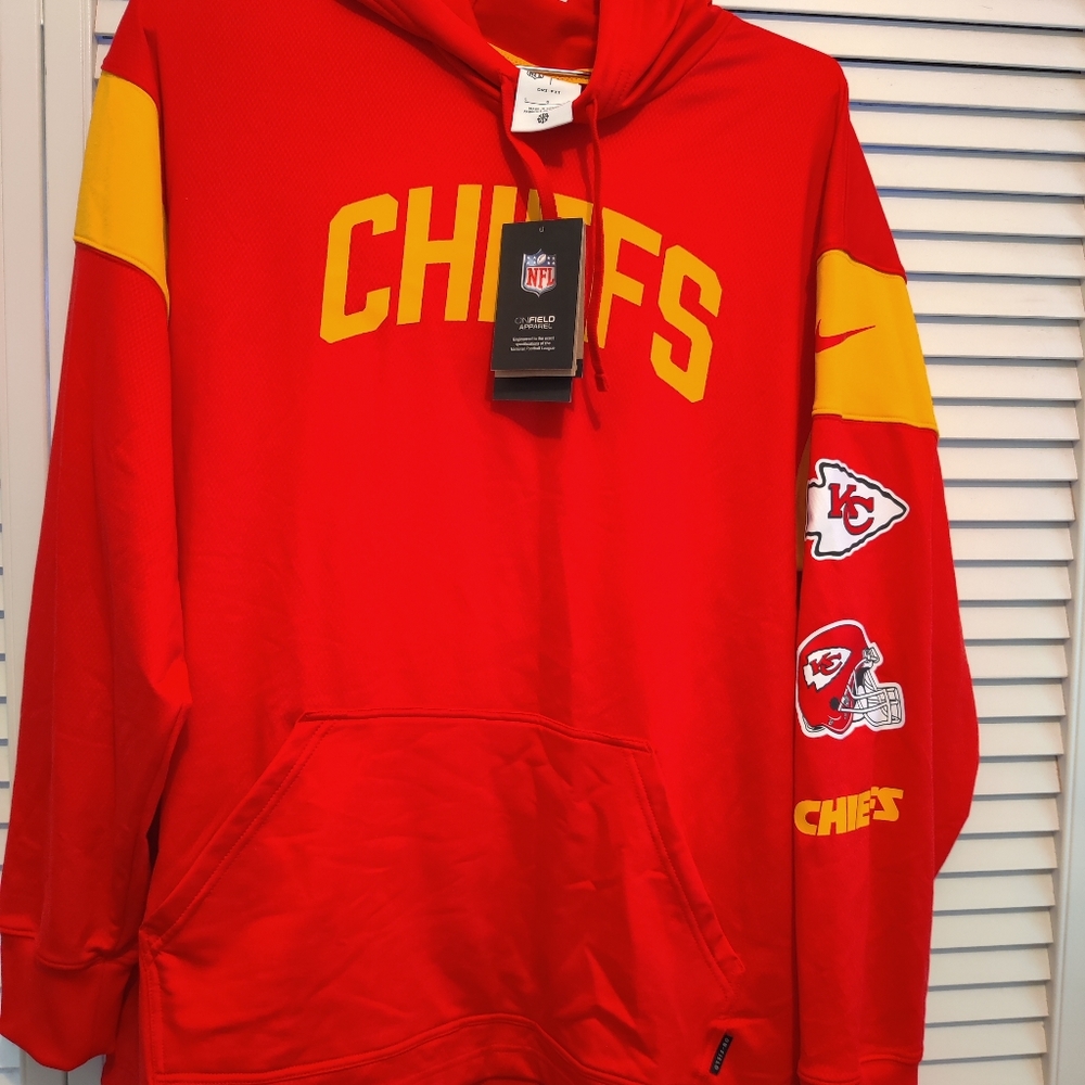 Kansas City Chiefs men's large hooded on field Dri-Fit sweatshirt.